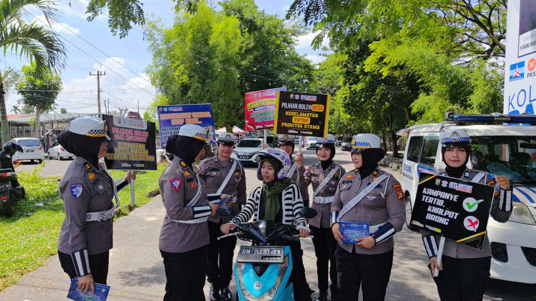Tim Cooling System Ditlantas Polda Riau Edukasi Pengendara yang Melintasi di Bundara Tugu Keris