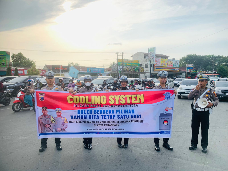Satlantas Polresta Pekanbaru Gelar Cooling System di Tugu Payung Kawasan Sudirman