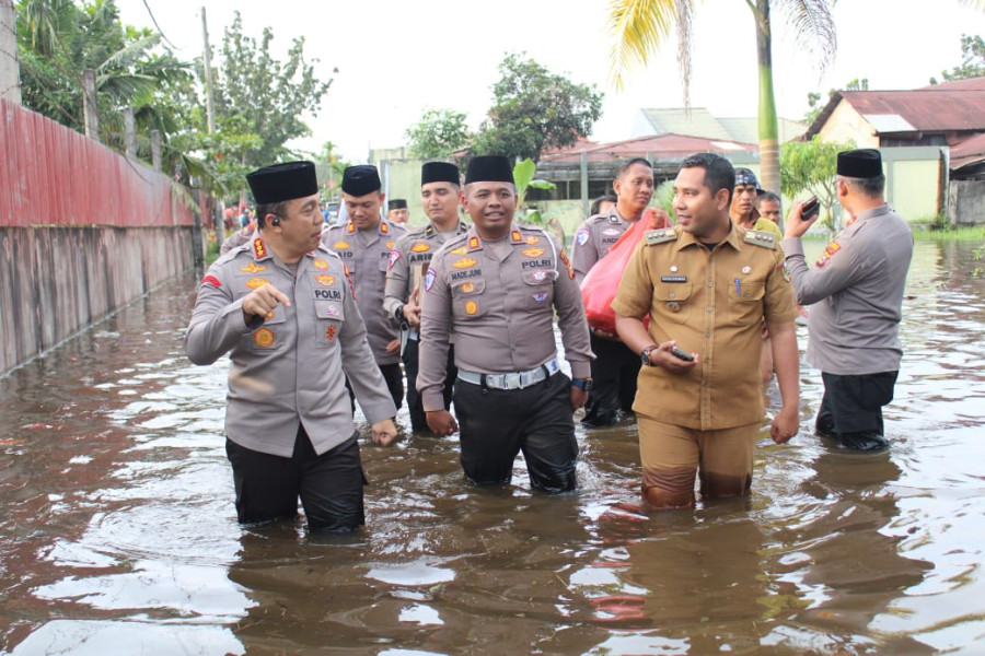 Meski Cuaca Hujan dan Banjir, Kapolresta Pekanbaru Salurkan Bantuan Korban Banjir Dikecamatan Rumbai