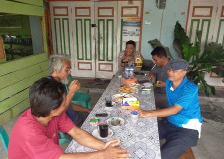 Tingkatkan Giat Cooling Sistem, Bhabinkamtibmas Gencar Himbau Kamtibmas Jelang Pencoblosan