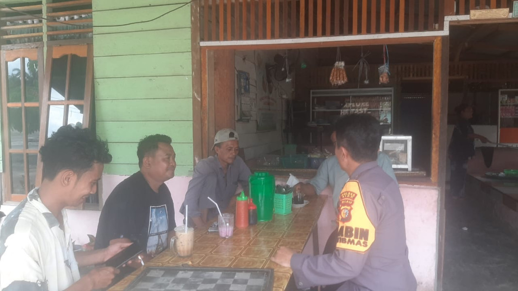 Cooling System Usai Pemilu, Bhabinkamtibmas Polsek Kandis Sambang Warganya untuk Sampaikan Pessan Kamtibmas
