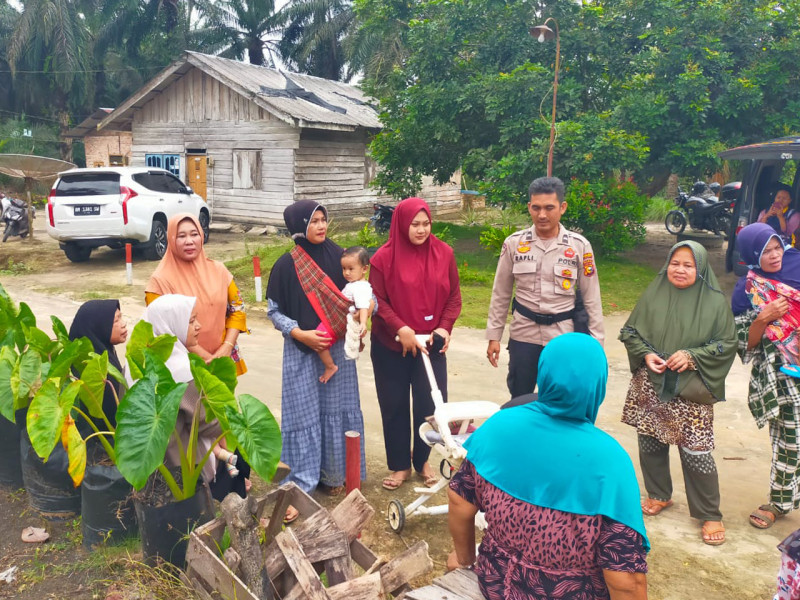 Sambangi Ibu-Ibu di Desa Binaannya, Bhabinkamtibmas Gelar Cooling System