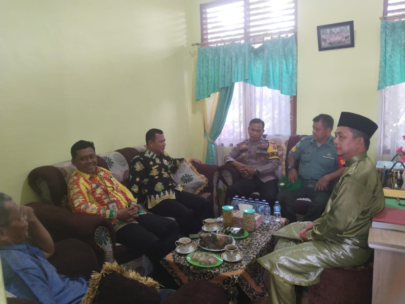 Hadiri Rapat Komite Sekolah, Bhabinkamtibmas Laksakanakan Cooling System Rangkul Kepala Sekolah dan Komite  Wujudkan Pilkada damai