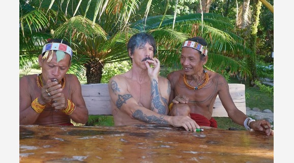 Potret Vokalis  Red Hot Chili Peppers Liburan di Mentawai, Ditemani Dua Warga Lokal