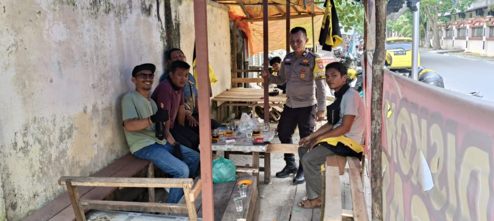 Bhabinkamtibmas Ngobrol Bareng Pengemudi Ojol, Pesannya Keamanan Pilkada