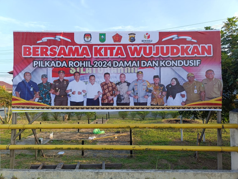 Cooling System Pilkada 2024, Polres Rohil dan Polsek Jajaran Serentak Pasang Spanduk dan Baliho