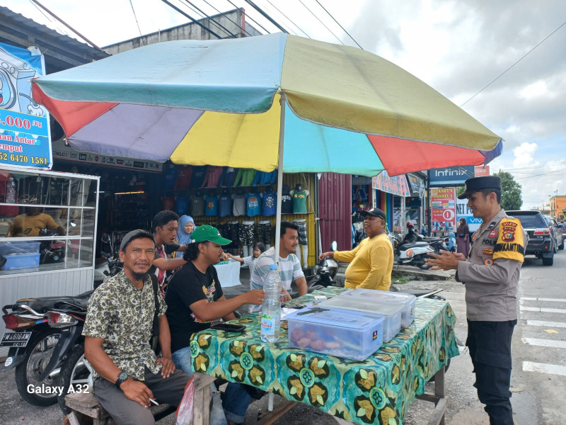 Bhabinkamtibmas Polsek Siak Imbau Pedagang untuk Jaga Ketenangan Jelang Pilkada Serentak