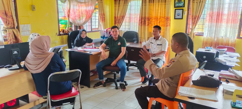 Sambangi Warga Kampung Parit, Polsek Sungai Apit Gelar Cooling System