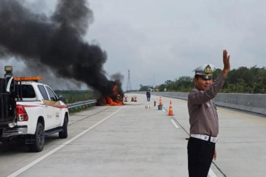 Detik-detik Pajero Terbakar di Tol Pekanbaru-Bangkinang, Pengemudi Sempat Hubungi Suami