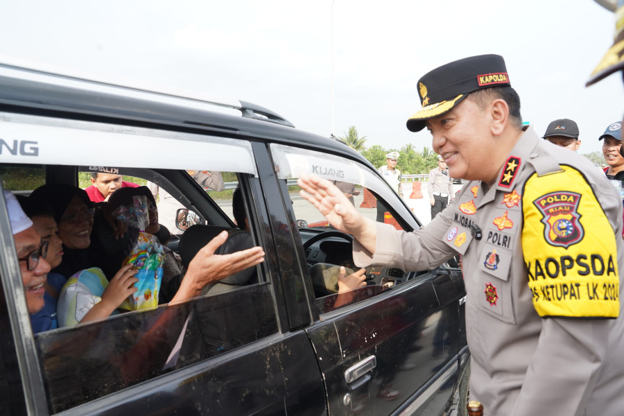 Irjen Iqbal Sapa Pemudik yang Melintas di Tol Pekanbaru-Bangkinang
