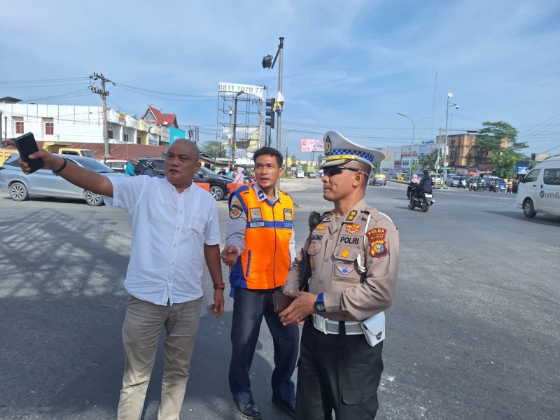 Ditlantas  Polda Riau Lakukan Pengecekan Rambu-rambu Larangan Kendaraan Berat Masuk Kota.