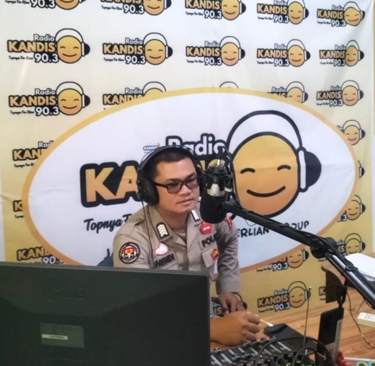 Memperluas Jangkauan, Kasi Humas Polsek Kandis Cooling sistem melalu Radio Kandis FM