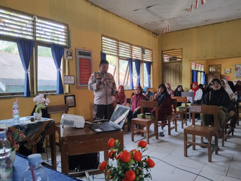 Bhabinkamtibmas Sampaikan Pesan Pilkada Damai pada Pertemuan Wali Murid