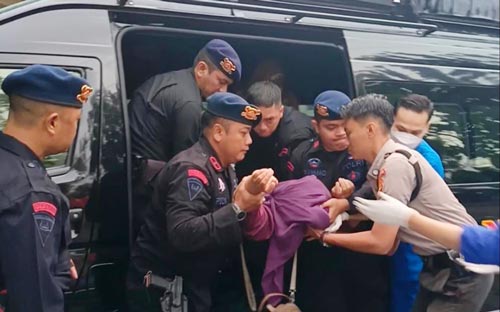 Respon Cepat, Personel Subsatgas Jibom Brimobda Riau Bantu Evakuasi Korban Kecelakaan