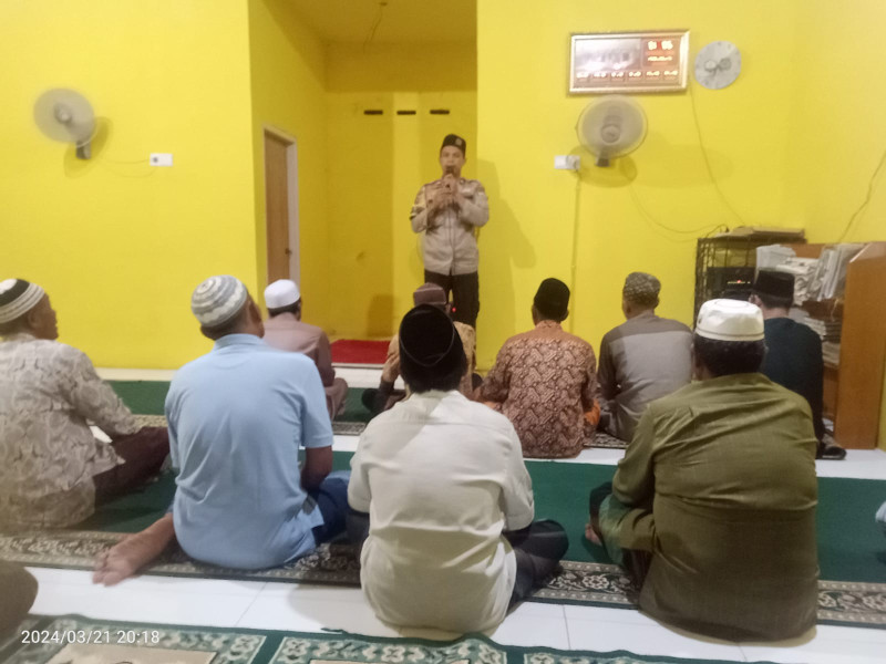 Usai Subuh Berjamaah, Bhabinkamtibmas Sampaikan Pesan Pemilu Damai