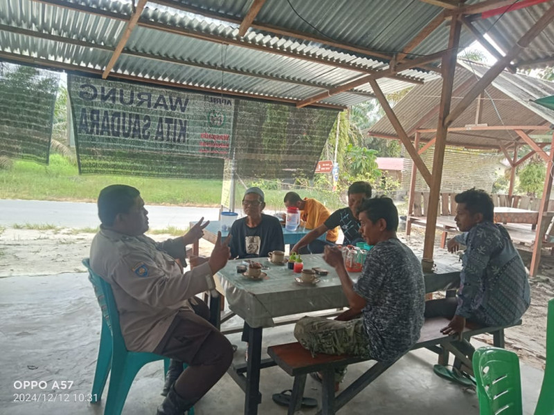 Bhabinkamtibmas Kampung Dayun Berikan Himbauan Agar Warga Terima Hasil Pilkada Kabupaten Siak dengan Lapang Dada