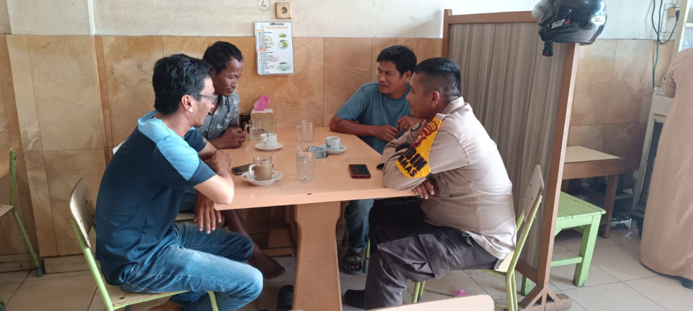 Ngopi Bareng, Bhabinkamtibmas Ajak Warga Tingkatkan Keamanan dan Ketertiban Jelang Pilkada Serentak 2024