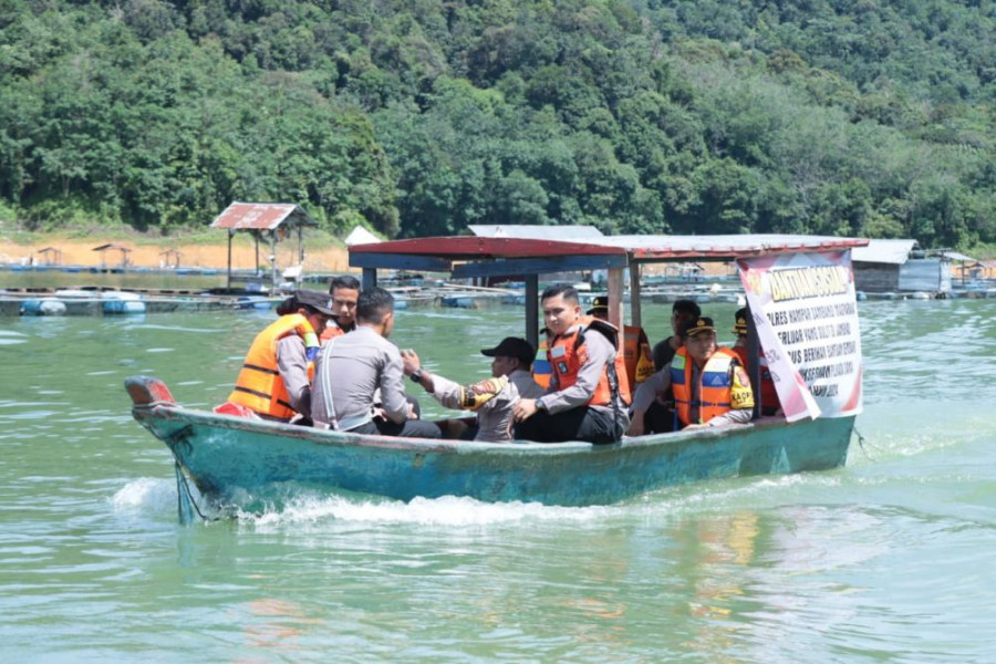 AKBP Ronald Datangi Desa Terpencil Kawal Pilkada Damai Kampar