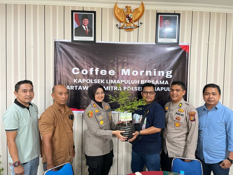 Galakkan Green Policing Polda Riau -Polsek Limapuluh Berikan Bibit Pohon ke Wartawan