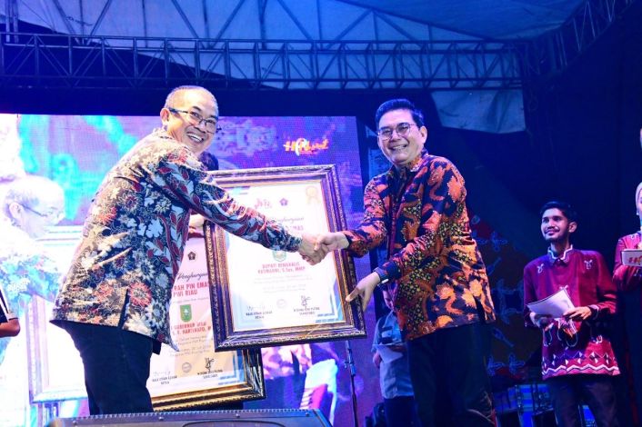 Bupati Bengkalis Terima Penghargaan Pin Emas dari PWI Riau