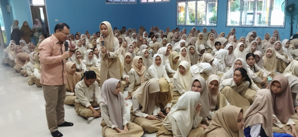 Ratusan Siswa SMAN 10 Pekanbaru Antusias Sambut Kehadiran Dewan Pendidikan Riau