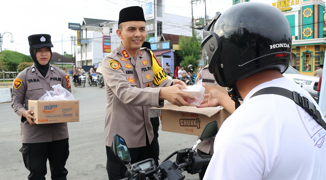 Dalam Rangka Ops Tertib Ramadhan LK 2025, Polres Kuansing Bagikan Takjil Ramadhan 1446 H