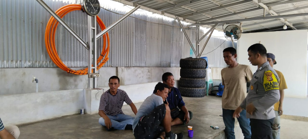 Cooling System Polsek Rumbai. Sosok Bhabinkamtibmas kel Agrowisata (BRIPKA ROGANDA) siang-malam sambang warga wujudkan situasi kondusif jelang pilkada serentak 2024
