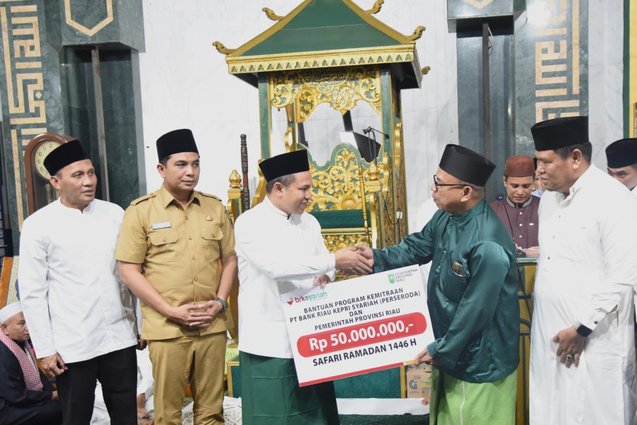 Tebar Keberkahan di Bulan Ramadan, BRK Syariah Salurkan Program CSR ke Masjid Raya Pekanbaru