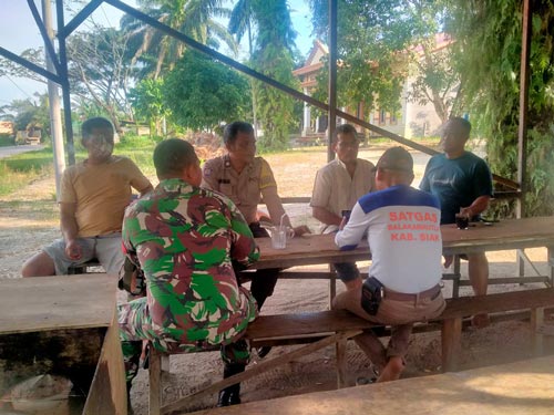 Sambangi Dusun Terpencil, Bhabinkamtibmas dan Bhabinsa Desa Tumang Laksanakan Cooling System Pilkada Damai.