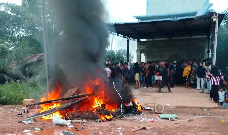 Rumah Diduga Bandar Narkoba di Panipahan Diserbu Warga