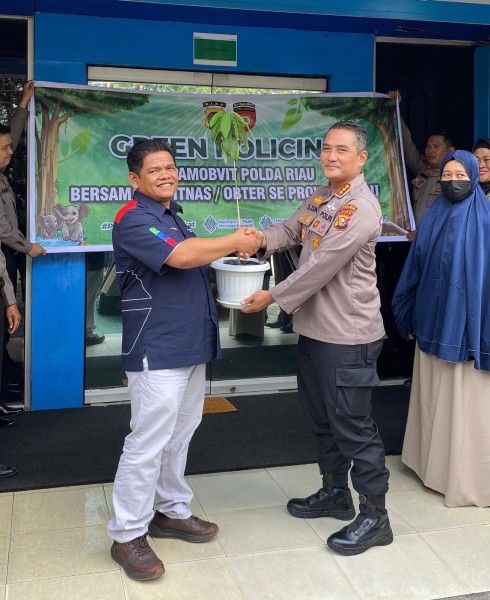 PGN Pekanbaru dan PAM Obvit Polda Riau Perkuat Green Policing Lewat Penanaman Pohon