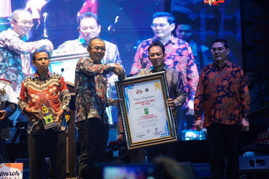 Pj Gubri Terima Pin Emas dari PWI Provinsi Riau